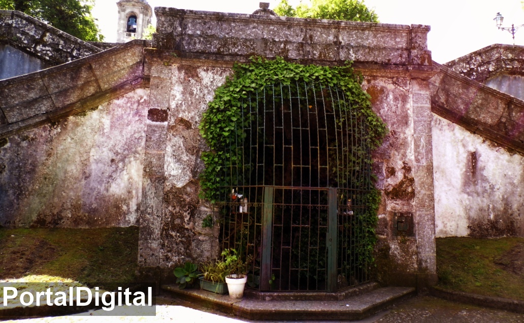 Gruta de Nossa Senhora de Lurdes no Santuário do Sameiro